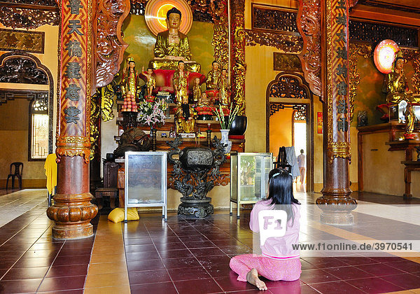 Frau beim Gebet in buddhistischem Tempel  Vietnam  Asien