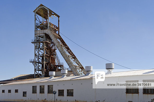 Förderturm in der ehemaligen Bergwerksstadt Tsumeb  Namibia  Afrika