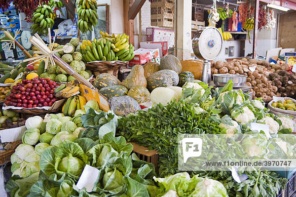 Obst und Gemüse Verkauf in der Mercado dos Lavradores  Markthalle  Funchal  Madeira  Portugal