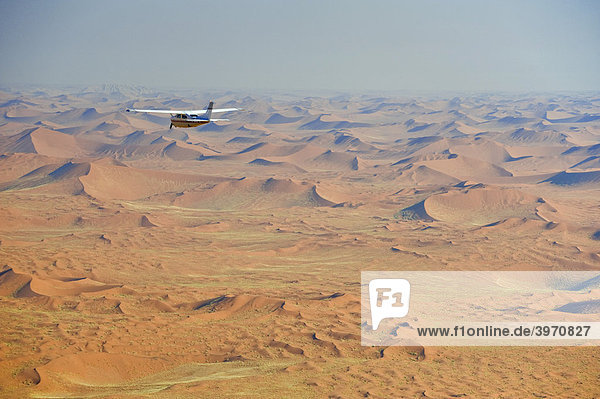 Touristenrundflug über der Wüste  Flugaufnahme  Namibia  Afrika