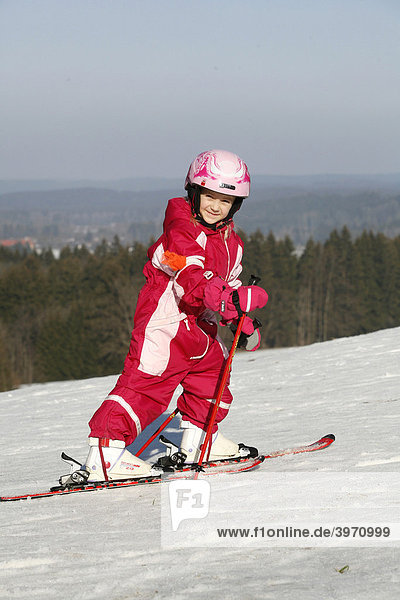 Junges Mädchen auf Skiern  Beuerberg  Bayern  Deutschland  Europa