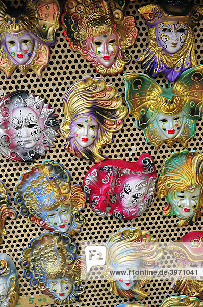 Stand mit Masken in Verona  Venetien  Italien  Europa