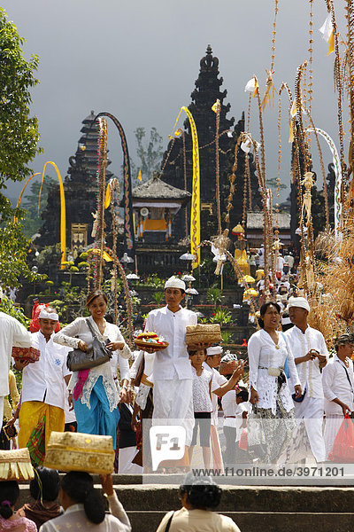 Pilger  hinduistisches Neujahr Fest  Pura Besakhi  findet alle 10 Jahre statt  am Vulkan Agung  2567m  Bali  Republik Indonesien  Asien