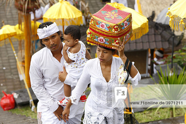 Pilger mit Opfergaben  hinduistisches Neujahr Fest  Pura Besakhi  findet alle 10 Jahre statt  am Vulkan Agung  2567m  Bali  Republik Indonesien  Asien