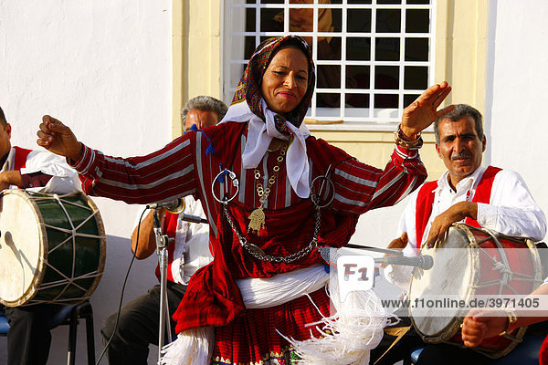 Frau tanzt  traditioneller Volkstanz  Hammamet  Tunesien  Nordafrika
