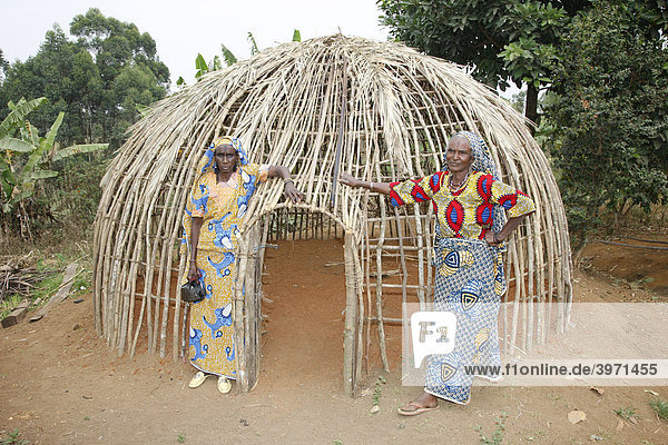 Frauen vor dem Gerüst einer Rundhütte  Mbororo Ethnie  Bamenda  Kamerun  Afrika