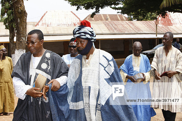 Auserwählter darf vor den Sultan treten  Sultanspalast  Audienz beim Sultan  Foumban  Kamerun  Afrika