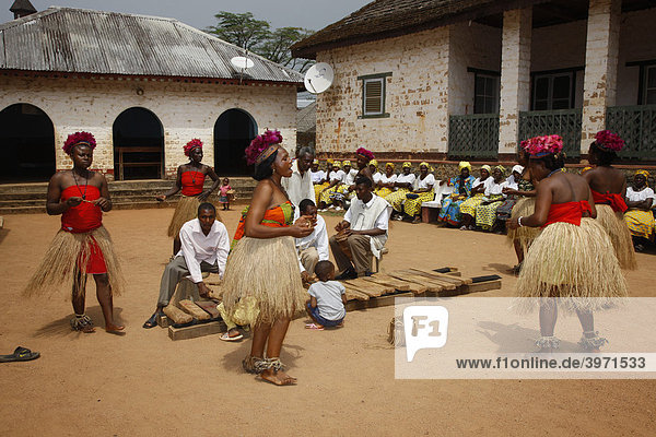 Traditionelle Musik und Tanz  Häuptlingsgehöft des Fons  Bafut  Westkamerun  Kamerun  Afrika