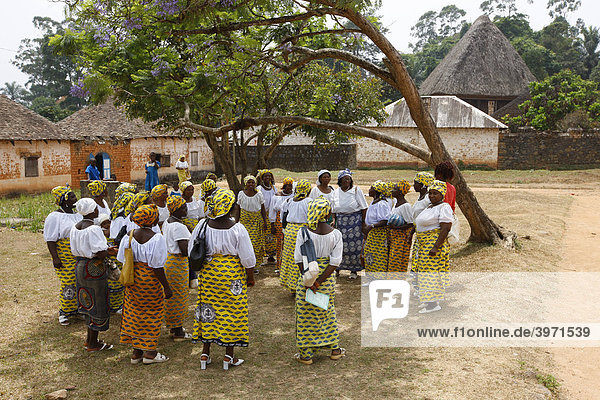 Kirchliche Frauengruppe  Häuptlingsgehöft des Fons  Bafut  Westkamerun  Kamerun  Afrika