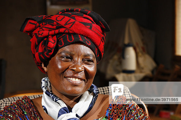 Frau in ihrem Wohnzimmer  Bafoussam  Kamerun  Afrika