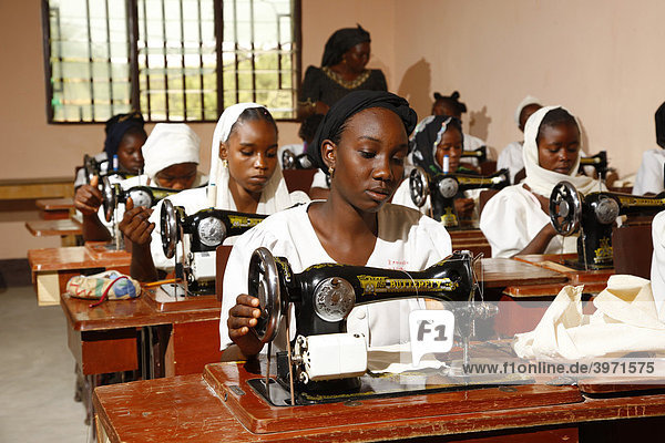 Frauen an der Nähmaschine  Ausbildungszentrum  Maroua  Kamerun  Afrika