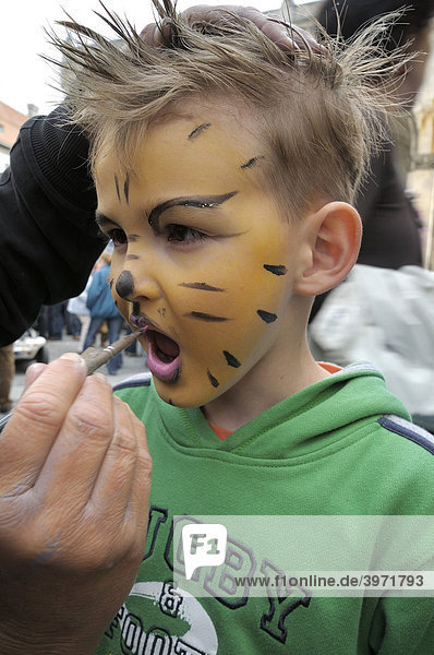 6jähriger Junge lässt sich das Gesicht bemalen  München  Oberbayern  Bayern  Deutschland  Europa