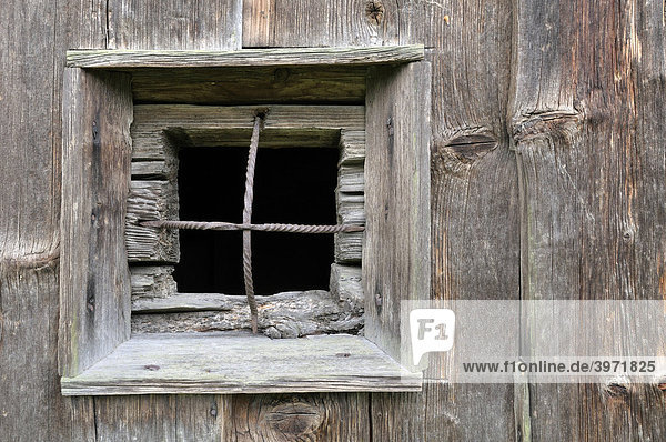 Fenster  Holzwand  Eisenstäbe