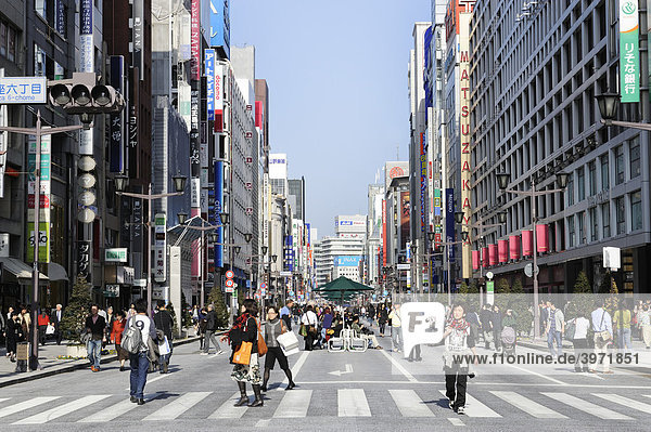 Einkaufstraße im Stadtteil Ginza  Tokyo  Japan