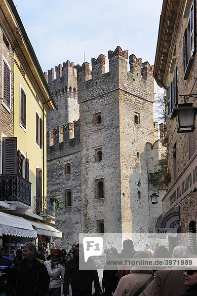 Kleine Gasse in der Altstadt von Sirmione mit Blick auf Teile der Stadtmauer  Gardasee  Italien  Europa