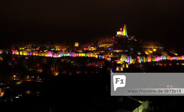 Lichterspektakel an der Burg und Stadtmauer von Veliko Turnovo  Bulgarien  Osteuropa
