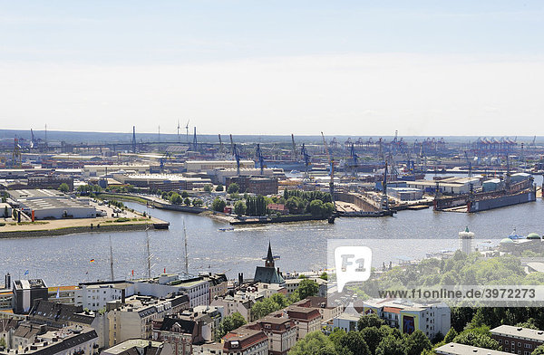 Blick von der St. Michaelskirche aus auf Hamburg  Elbe  Freihafen  Blohm+Voss Dock  Deutschland  Europa