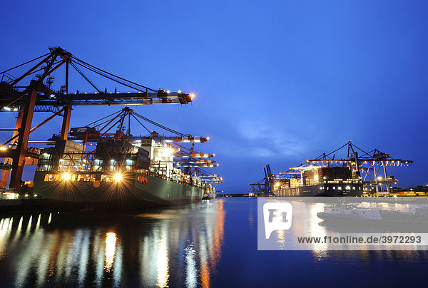 Beladen eines Containerschiffes am Eurogate  Hamburg  Deutschland  Europa