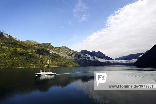 Fjordlandschaft im Geirangerfjord  Norwegen  Skandinavien  Nordeuropa  Europa