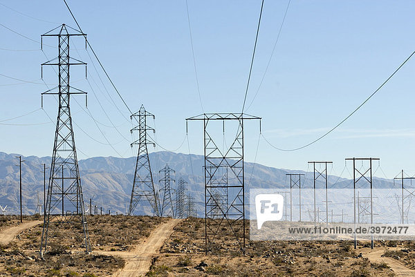 Strommasten und Elektrizitätsleitungen  Coachella Valley  Palm Springs  Kalifornien  USA
