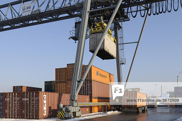 Containerumschlag mittels Containerbrücke im Hafen Bonn  intermodaler Verkehr  Nordrhein-Westfalen  Deutschland  Europa