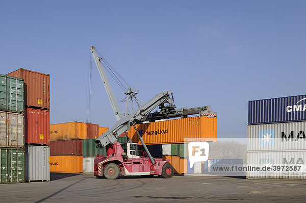 Reachstacker transportiert 40 Fuß Container  Containerterminal Bonn  Hafen Bonn  Nordrhein-Westfalen  Deutschland
