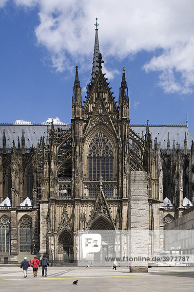 Cologne Cathedral  High Cathedral of St. Peter and Maria  portal of the southern transept  tourists walking in front  Cologne  North Rhine-Westphalia  Germany  Europe