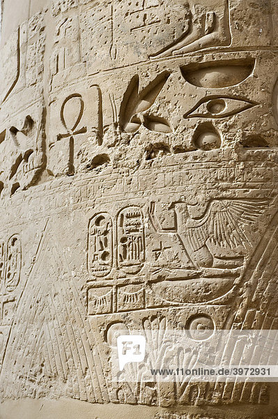 Hieroglyphen an einer Säule  Karnak Tempel  Luxor  Ägypten  Afrika