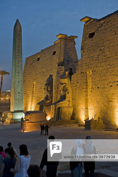 Pylon mit Figuren und Obelisk Ramses II. werden am Abend beleuchtet  Luxor Tempel  Luxor  Ägypten  Afrika