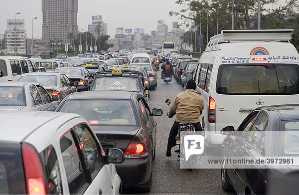 Autostau auf mehrspuriger Straße  Kairo  Ägypten  Afrika
