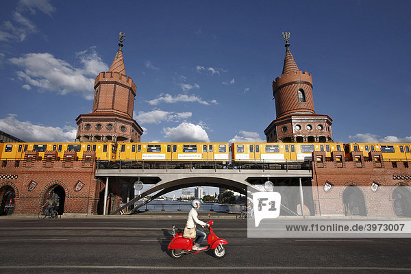 Piaggio Vespa Motorroller und U1 auf der Oberbaumbrücke in Berlin  Deutschland