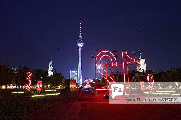 Fossil Licht Uhr auf dem Marx-Engels-Forum vor dem Fernsehturm während des Festival of Lights in Berlin  Deutschland