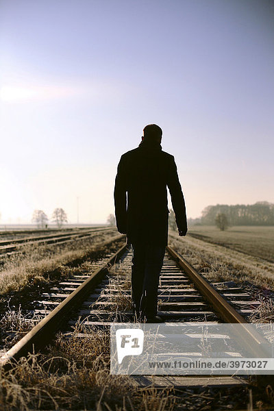 Mann auf Bahngleisen  Einsamkeit