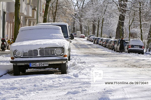 Schneebedeckter Volvo 140 im Kiehlufer in Berlin  Deutschland