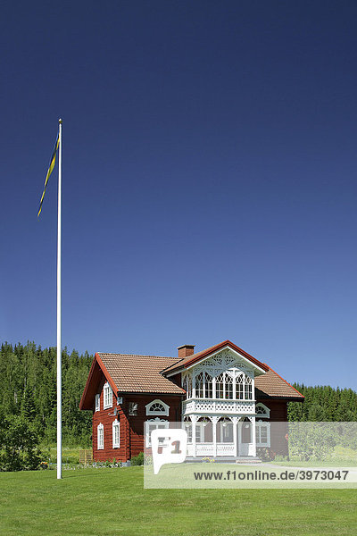 Holzhaus mit Fahne in Schweden Holzhaus