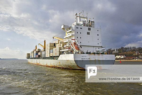 Containerschiff auf der Elbe  Hamburg  Deutschland