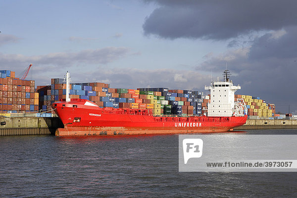 Feeder  Feederschiff  Frachtschiff und Container im Hamburger Hafen  Hamburg  Deutschland