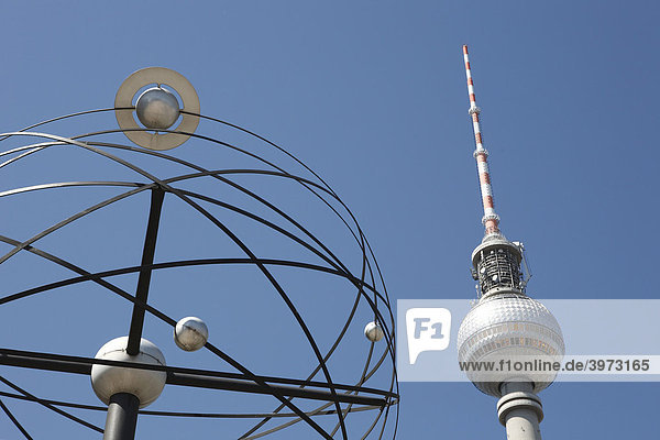 Fernsehturm und Weltzeituhr auf dem Alexanderplatz in Berlin  Deutschland  Europa