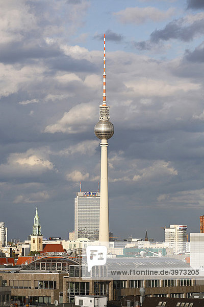 Fernsehturm und Hotel Park Inn in Berlin  Deutschland  Europa