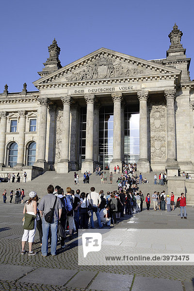 Besucher stehen Schlange am Reichstag in Berlin  Deutschland  Europa