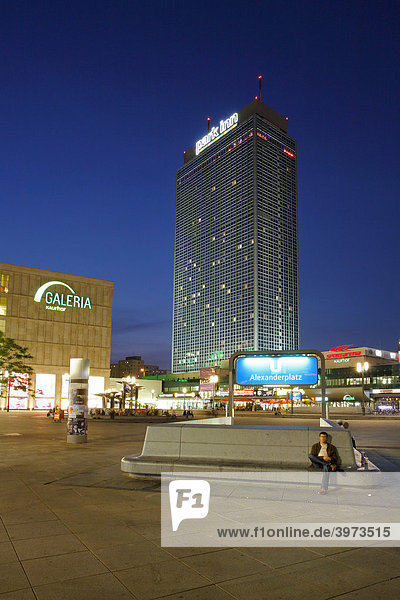 Hotel Park Inn und Eingang zur U-Bahn auf dem Alexanderplatz in Berlin  Deutschland  Europa