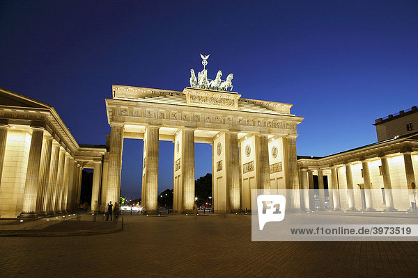 Pariser Platz  Brandenburger Tor am Abend in Berlin  Deutschland  Europa