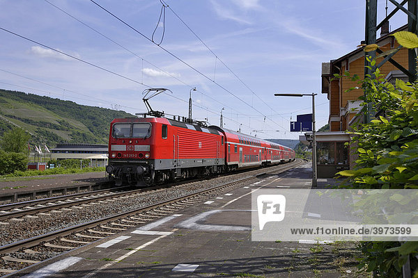 Regionalexpress  RE  im Bahnhof in Oberwesel  Rheinland-Pfalz  Deutschland  Europa