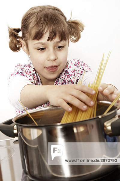 Sechsjähriges Mädchen spielt in der Küche