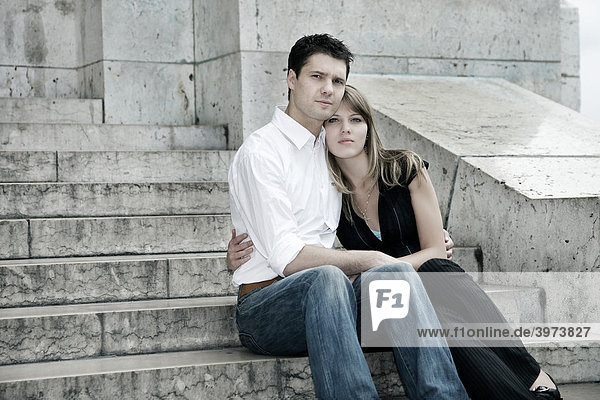 Junges Paar sitzt auf einer Treppe  Portrait