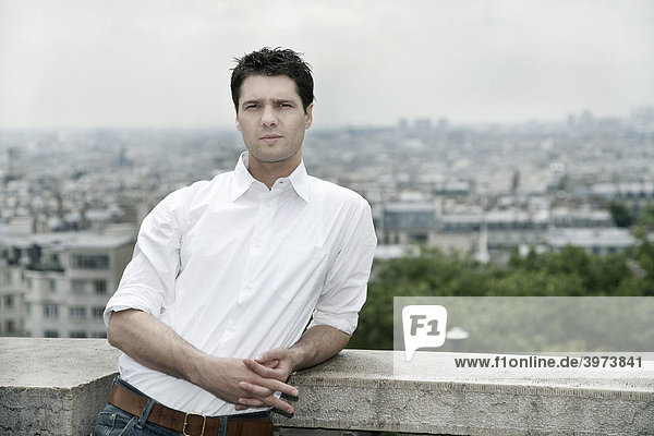 Junger Mann  Portrait  Paris  Frankreich  Europa