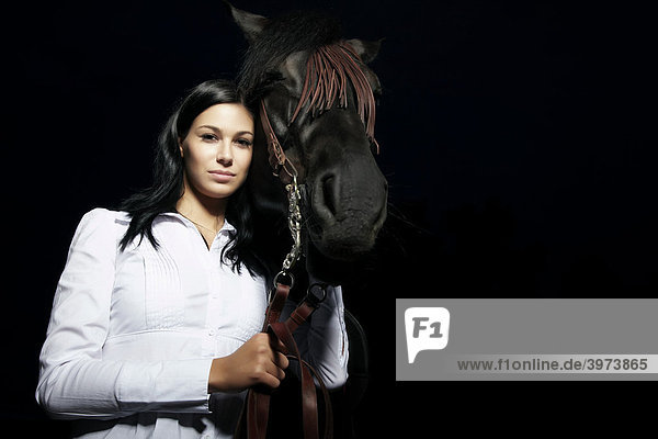 Junge Frau und ihr Pferd