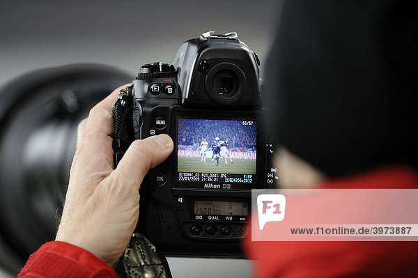 Sportfotograf bei der Arbeit mit Nikon D3