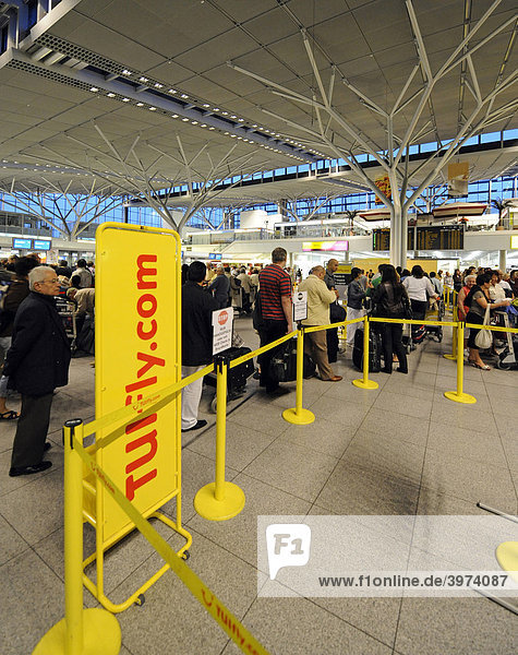 Reisende in Warteschlangen vor Check-In Schalter TUIFly  Flughafen Stuttgart  Baden-Württemberg  Deutschland  Europa