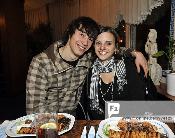 Junges Paar im griechischen Restaurant